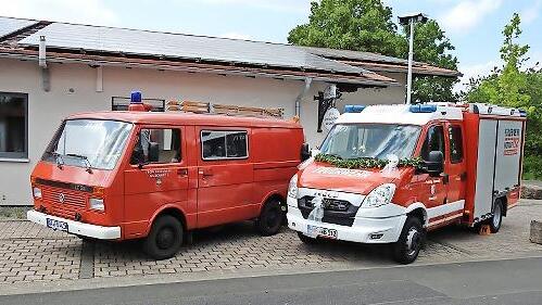 Altes und neues Fahrzeug nebeneinander.