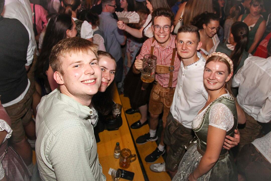 Tanzen, Feiern, Mitsingen &ndash; bayerische Partystimmung bis Mitternacht.