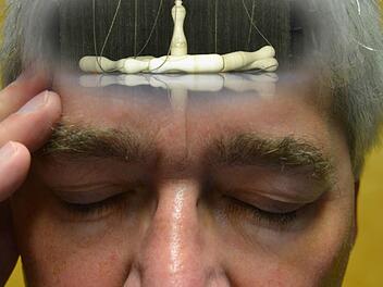 Als "reine Kopfsache" bezeichnet Harald Rüger das Sportkegeln. Der 54-Jährige aus Grub am Forst muss es wissen, denn er wurde vom deutschen Kegelbund Classic zum Mentaltrainer ernannt. Fotomontage: Sebastian Rüger