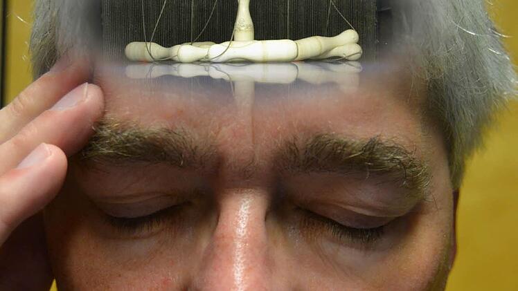 Als "reine Kopfsache" bezeichnet Harald Rüger das Sportkegeln. Der 54-Jährige aus Grub am Forst muss es wissen, denn er wurde vom deutschen Kegelbund Classic zum Mentaltrainer ernannt. Fotomontage: Sebastian Rüger