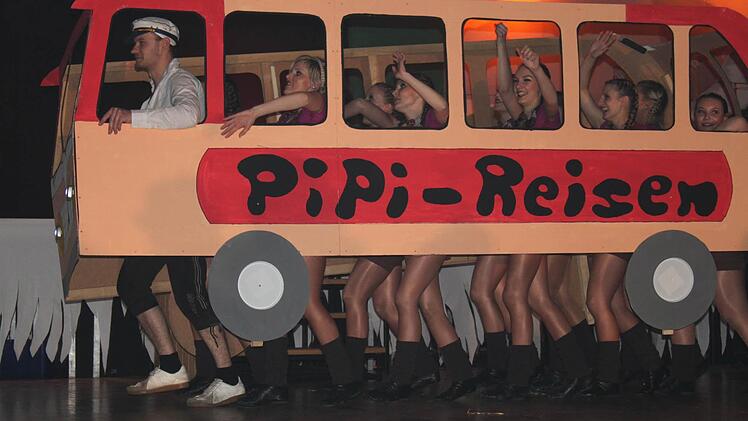 Die Showtanzgruppe reiste mit dem Bus an.