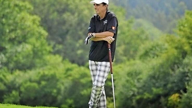 F&uuml;hlte sich sichtlich wohl auf dem Tambacher Green: Vincent Damon Furnier, besser bekannt als Alice Cooper. "Wir haben arrangiert, dass er in Ruhe spielen kann", sagt Doris Henkel, Vorstand f&uuml;r &Ouml;ffentlichkeitsarbeit beim Golfclub Coburg. Fotos: Hagen Lehmann