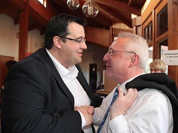 Der unterlegene Björn Sommerer (links) gratuliert im Rathaus dem neuen Bürgermeister Harald Hübner. (Fotos: Jürgen Gärtner)