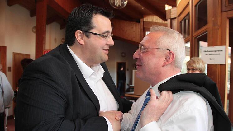 Der unterlegene Björn Sommerer (links) gratuliert im Rathaus dem neuen Bürgermeister Harald Hübner. (Fotos: Jürgen Gärtner)
