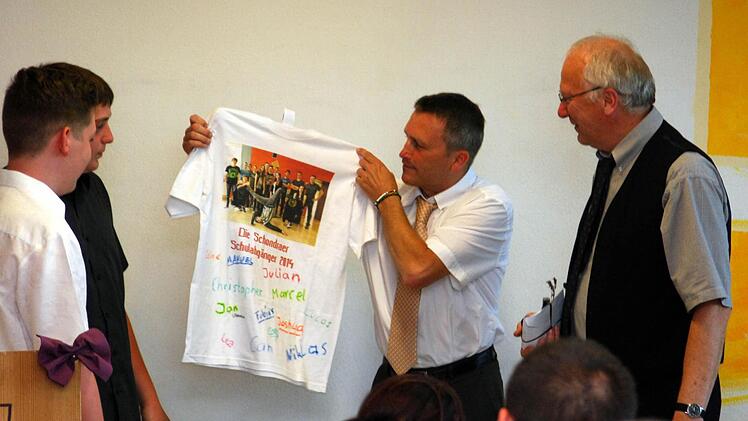 Dank an Klassenlehrer Norbert Werner mit einem "Mannschaftstrikot" der 9. Klasse. Fotos: Horst Conze
