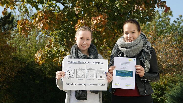 Anna-Lena und Svenja vertraten den Ethik-Kurs des Regiomontanus-Gymnasiums bei der Preisverleihung in Fürth - und erkälteten sich im Zug.