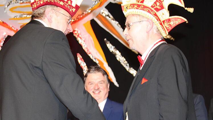 Auch Präsident Andy Sesselmann (rechts) und Landrat Klaus Peter Söllner (im Hintergrund) wurden geehrt.