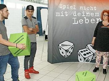 Welche Droge zieht welche Konsequenzen für Körper, Geist und Sozialverhalten nach sich? Darum geht es beim Würfelspiel des Präventionsparcours "Frei statt high". Damit eröffneten Martina Meisch (rechts) und ihre Kollegin von der JaS die Suchtpräventionsreihe in Haßfurt.