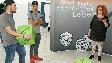 Welche Droge zieht welche Konsequenzen für Körper, Geist und Sozialverhalten nach sich? Darum geht es beim Würfelspiel des Präventionsparcours "Frei statt high". Damit eröffneten Martina Meisch (rechts) und ihre Kollegin von der JaS die Suchtpräventionsreihe in Haßfurt.