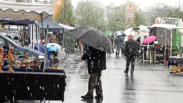Schneetreiben auf dem Tr&ouml;delmarkt Foto: Cornelia Schmitt