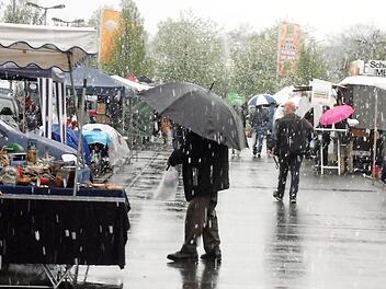 Schneetreiben auf dem Trödelmarkt Foto: Cornelia Schmitt