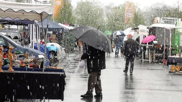 Schneetreiben auf dem Trödelmarkt Foto: Cornelia Schmitt