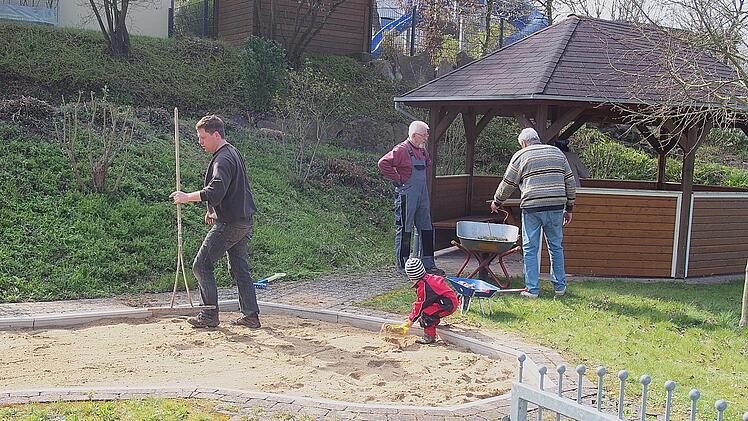 Auch den "Park der Generationen  halten die Auraer Gartenfreunde in Schuss. Obst und Gartenbauverein Aura