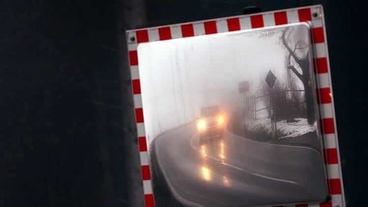 Wirklich schön wird das Wetter am Wochenende nicht - im Gegenteil. Gerade Autofahrer sollten aufpassen. Foto: Karl-Josef Hildenbrand dpa/lby