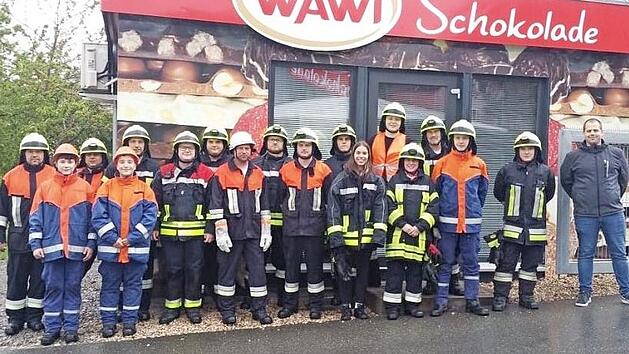 Nach der Übung besichtigten die Feuerwehrleute die Firma. Foto: privat