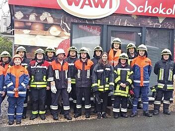 Nach der Übung besichtigten die Feuerwehrleute die Firma. Foto: privat