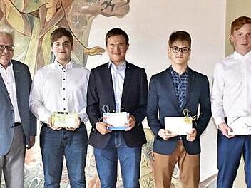 Bürgermeister Claus Bittenbrünn übergab an Marek Eisenacher aus Schönbrunn, Sebastian Börner und Jonas Beck, beide aus Haßfurt, sowie an Moritz Nikolaus aus Zeil (von links) den Regiomontanuspreis der Stadt Königsberg für die besten Abiturarbeiten in Mathematik. Christian Schwappacher aus Gleisenau konnte nicht teilnehmen.  Foto: Gerold Snater