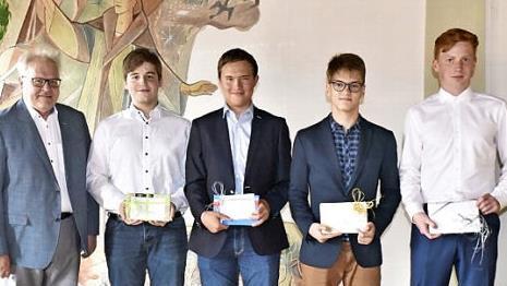 Bürgermeister Claus Bittenbrünn übergab an Marek Eisenacher aus Schönbrunn, Sebastian Börner und Jonas Beck, beide aus Haßfurt, sowie an Moritz Nikolaus aus Zeil (von links) den Regiomontanuspreis der Stadt Königsberg für die besten Abiturarbeiten in Mathematik. Christian Schwappacher aus Gleisenau konnte nicht teilnehmen.  Foto: Gerold Snater