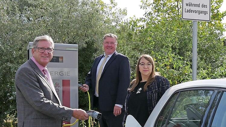 Bürgermeister Heinz Richter (links) mit Kundenmanager Michael Lingg und Doreen Ibrahimovic (von der Firma N-Ergie) vor der neuen Ladesäule in Neunkirchen am Brand.  Foto: Ronja Bleier