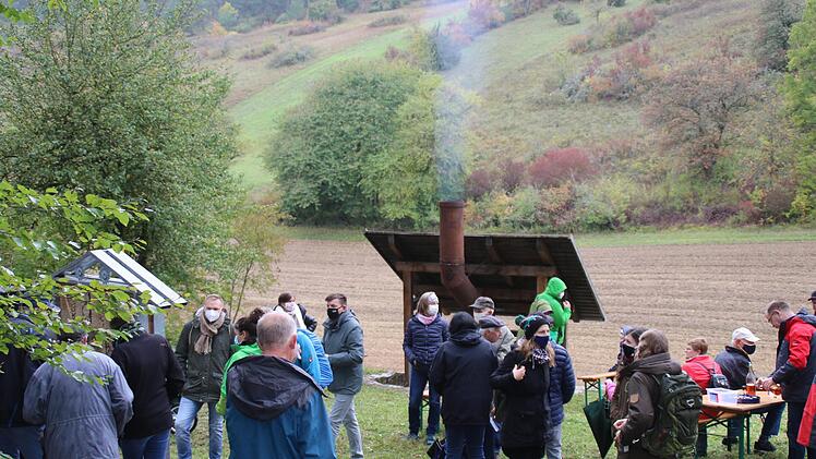 Beim ersten Brand haben die Vereinsmitglieder den Ofen mit über drei Kubikmeter Kalkstein gefüllt und drei Tage und Nächte lang im Schichtbetrieb befeuert, berichtete Vorsitzender Edgar Reuter. Foto: Hilmar Ruppert