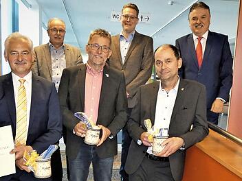 Langjährige Mitarbeiter am Landratsamt wurden geehrt. Im Bild (vorne, von links) Ulrich Wagner, Dieter Witterauf, Jürgen Ziegler und Rainer Dippold sowie (dahinter, von links) Geschäftsleiter Rüdiger Köhler, Personalrat Robert Hönninger, Landrat Klaus Peter Söllner und Regierungsdirektorin Kathrin Limmer