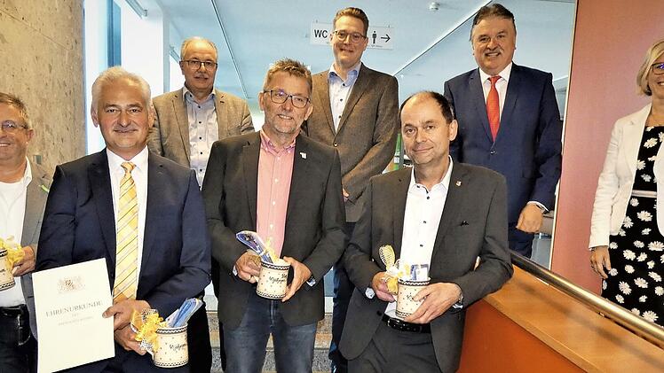 Langjährige Mitarbeiter am Landratsamt wurden geehrt. Im Bild (vorne, von links) Ulrich Wagner, Dieter Witterauf, Jürgen Ziegler und Rainer Dippold sowie (dahinter, von links) Geschäftsleiter Rüdiger Köhler, Personalrat Robert Hönninger, Landrat Klaus Peter Söllner und Regierungsdirektorin Kathrin Limmer