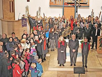 Eindrucksvolle Einstimmung auf die Advents- und nahende Weihnachtszeit: Zum traditionellen Abschlussfoto aller am Konzert Beteiligten fanden sich im Zentrum mit Katharina Flierl, Thomas Meyer und Susi Schliefer (vorne von links) die drei Hauptvera...