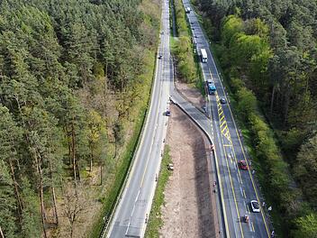 Das Staatliche Bauamt Bamberg hat die Verbindung von Bamberg kommend nach Strullendorf mit dem Bau eines stra&szlig;enbaulichen Provisoriums wiederhergestellt.