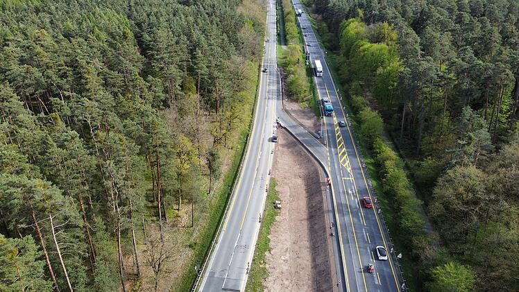 Das Staatliche Bauamt Bamberg hat die Verbindung von Bamberg kommend nach Strullendorf mit dem Bau eines stra&szlig;enbaulichen Provisoriums wiederhergestellt.