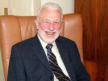 Noch mit 85 Jahren kann Joachim Habelitz aus dem Stand eine 20-minütige Büttenrede auswendig hersagen.  Foto: Berthold