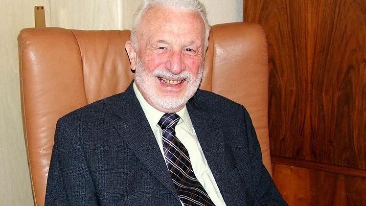 Noch mit 85 Jahren kann Joachim Habelitz aus dem Stand eine 20-minütige Büttenrede auswendig hersagen.  Foto: Berthold