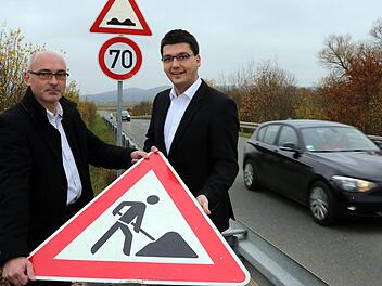 Zur Baustelle soll die Kreisstraße BA 5 werden, und zwar möglichst bald. Das wünschen sich zumindest die beiden Bürgermeister Markus Zirkel (links) und Jonas Merzbacher (beide SPD). Bis dahin soll die Geschwindigkeit auf 70 Stundenkilometer begrenzt werden. Foto: Matthias Hoch