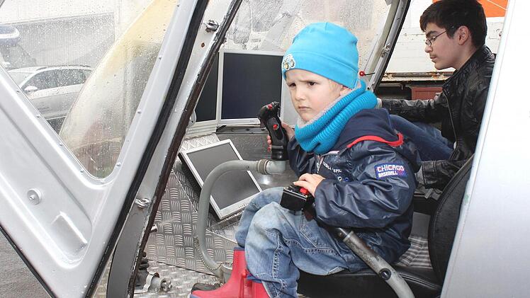 Während sich Kleves (12) im ausgemusterten, knapp 30 Jahre alten Polizeihubschreiber "Bo 105" mit eingebauten Simulator wohl fühlt, ist dem vierjährigen Antonio aus Haßfurt die Sache scheinbar nicht ganz geheuer.