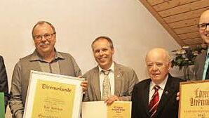 Hohe Auszeichnungen gab es für Verein und Mitglieder; von links Kreisspielleiter Gottfried Bindrim mit dem Ehrenschild für die Spfr Steinbach, Karl Rüttinger, Sportvorstand Martin Tully, der langjährige Kreisspielleiter Ludwig Vogt und BLSV-Bezirksvorsitzender Günther Jackl.