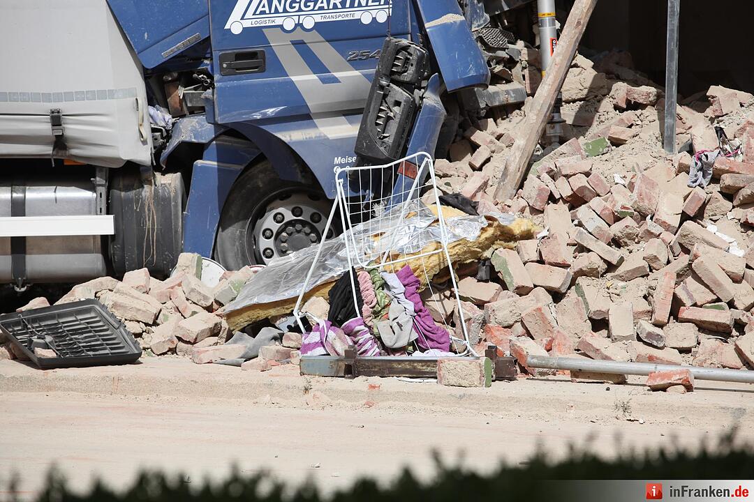 Lkw kracht in Wohnhaus in Oberkotzau