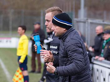 Der neue Friesener Trainer Carlo Werner, im Bild mit Nico Fröba, hätte heute gegen den FSV Stadeln gerne noch gespielt, doch das lassen die Platzverhältnisse nicht zu. Foto: Heinrich Weiß