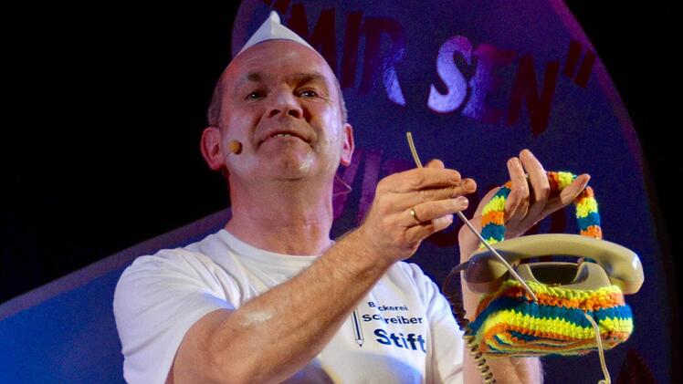 Kabarettist Fredi Breunig brillierte mit seiner Darstellung eines Bäcker-Lehrlings, der mit den Tücken als Handybesitzer zu kämpfen hat. Foto: Kathrin Kupka-Hahn