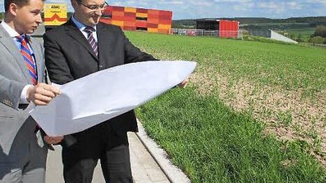 Vor einem Jahr stellten David Veit Krafft (links) und Matthias Gebhardt aus der Geschäftsleitung von Dennert Poraver am Bauplatz ihre Pläne für das neue Werk in Schlüsselfeld vor. Hier soll Blähglasgranulat produziert werden. Im Hintergrund die Firma Pröls und der ADAC Foto: Archiv