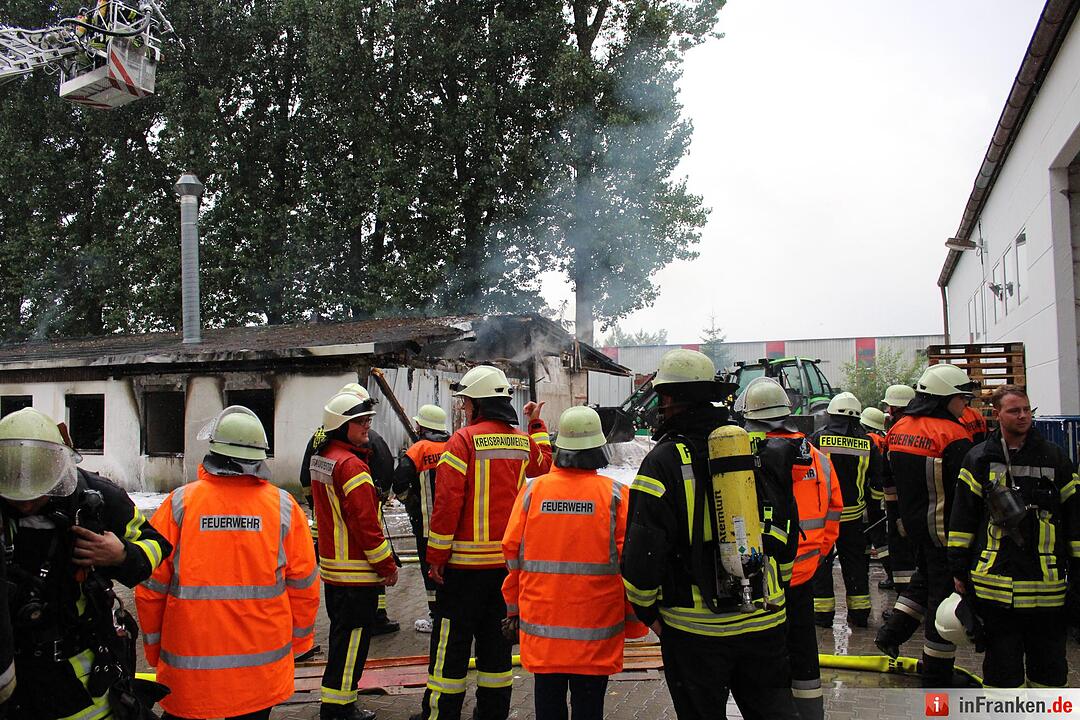 Lagerhalle in Hersbruck vollstaendig ausgebrannt