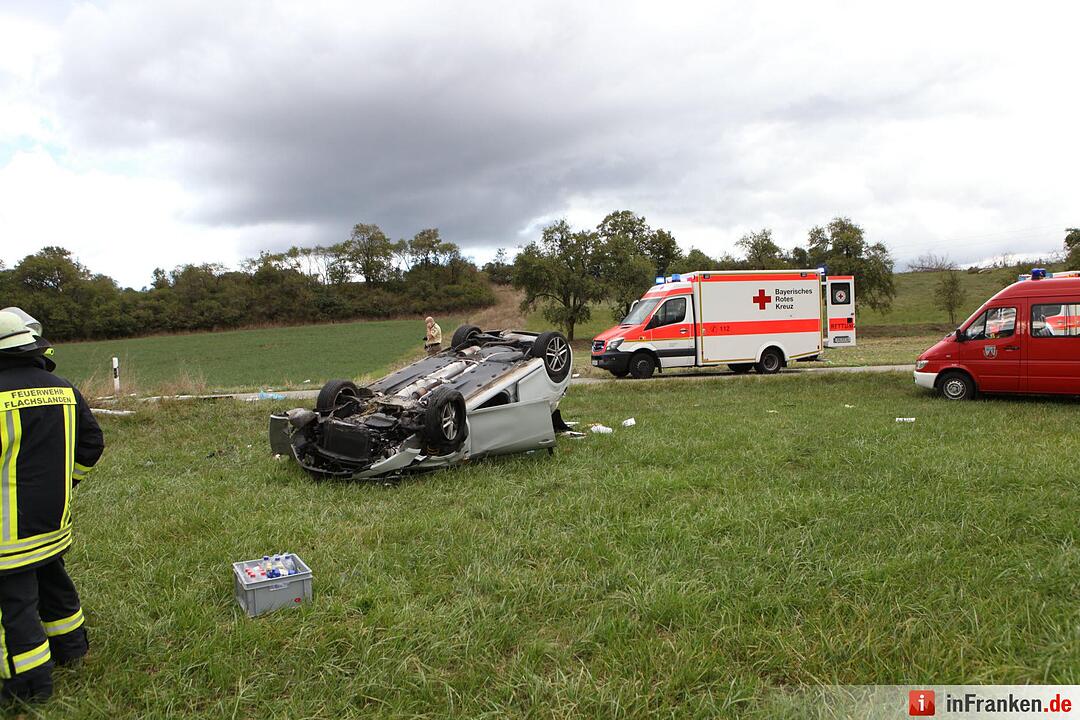 Pkw landet bei Kemmathen auf dem Dach