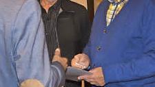 Dieter Griesshammer (r.) nimmt die Ehrung für 50-jährige Treue zu Verdi entgegen (v. l. Wolfgang Schmitt und Harald Kober).