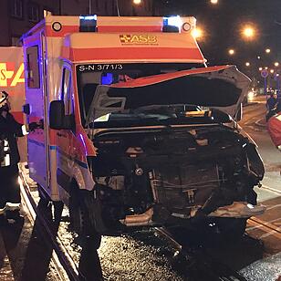 Nürnberg: Rettungswagen kollidiert bei Einsatzfahrt mit Auto – zwei Verletzte