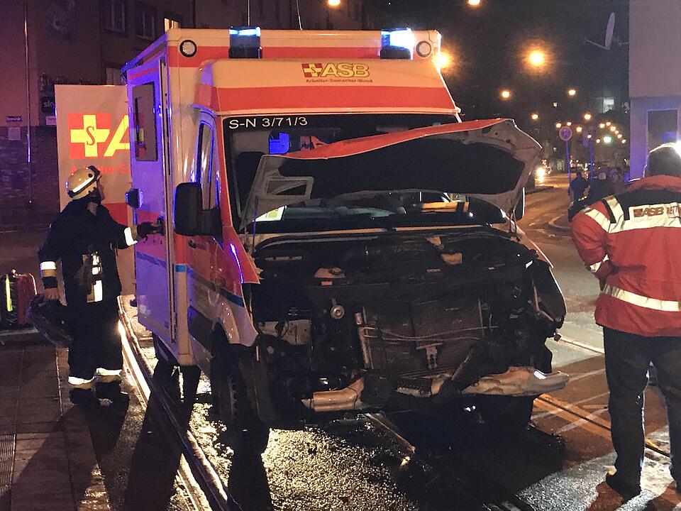 Nürnberg: Rettungswagen kollidiert bei Einsatzfahrt mit Auto – zwei Verletzte