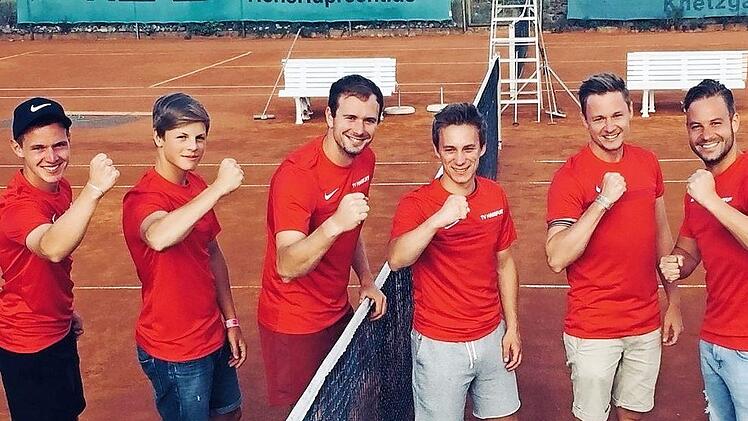 Mit einem 6:0 im Derby gegen den TV Königsberg II hat die TVH-"Dritte" die Meisterschaft in der Kreisklasse 3 perfekt gemacht. Unser Bild zeigt, von links: Marcel Schneider, Johannes Rittmaier, Thorsten Kalb, Dominik Hertinger, Sebastian Müller und Sebastian Zeiß. Es fehlen René Ruprecht, Felix Hart und Melvin Langmaier.  Foto: Julian Zeiß