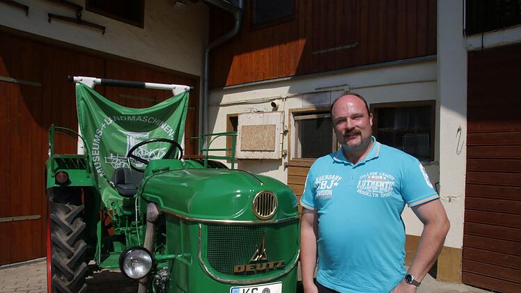 Klaus Kippes mit seinem alten Deutz. Foto: Ralf Ruppert