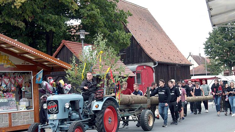 Mit einem Eicher-Oldtimer wurde der Baum ins Dorf geholt.