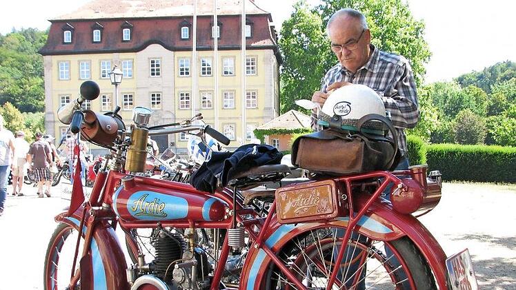 Bei bestimmten Gelegenheiten kommt diese Schönheit einmal hinaus auf die Straße: Die "Ardie" mit ihrem Einkolben-Motor ist 95 Jahre alt. Sie hat einen ganz besonderen Riemenantrieb und ein großes Bremspedal.