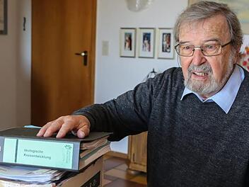 Hansotto Neubauer kann die Aktenstöße, die sich in 45 Jahren Arbeit für den Naturschutzbeirat angesammelt haben, jetzt bei Seite schieben.  Foto: Barbara Herbst