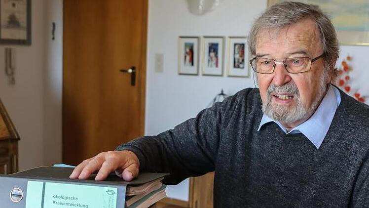 Hansotto Neubauer kann die Aktenstöße, die sich in 45 Jahren Arbeit für den Naturschutzbeirat angesammelt haben, jetzt bei Seite schieben.  Foto: Barbara Herbst