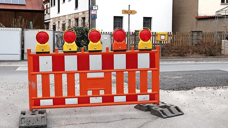 In der Laufer Ortsdurchfahrt wird die Asphaltdecke erneuert. Foto: Blum